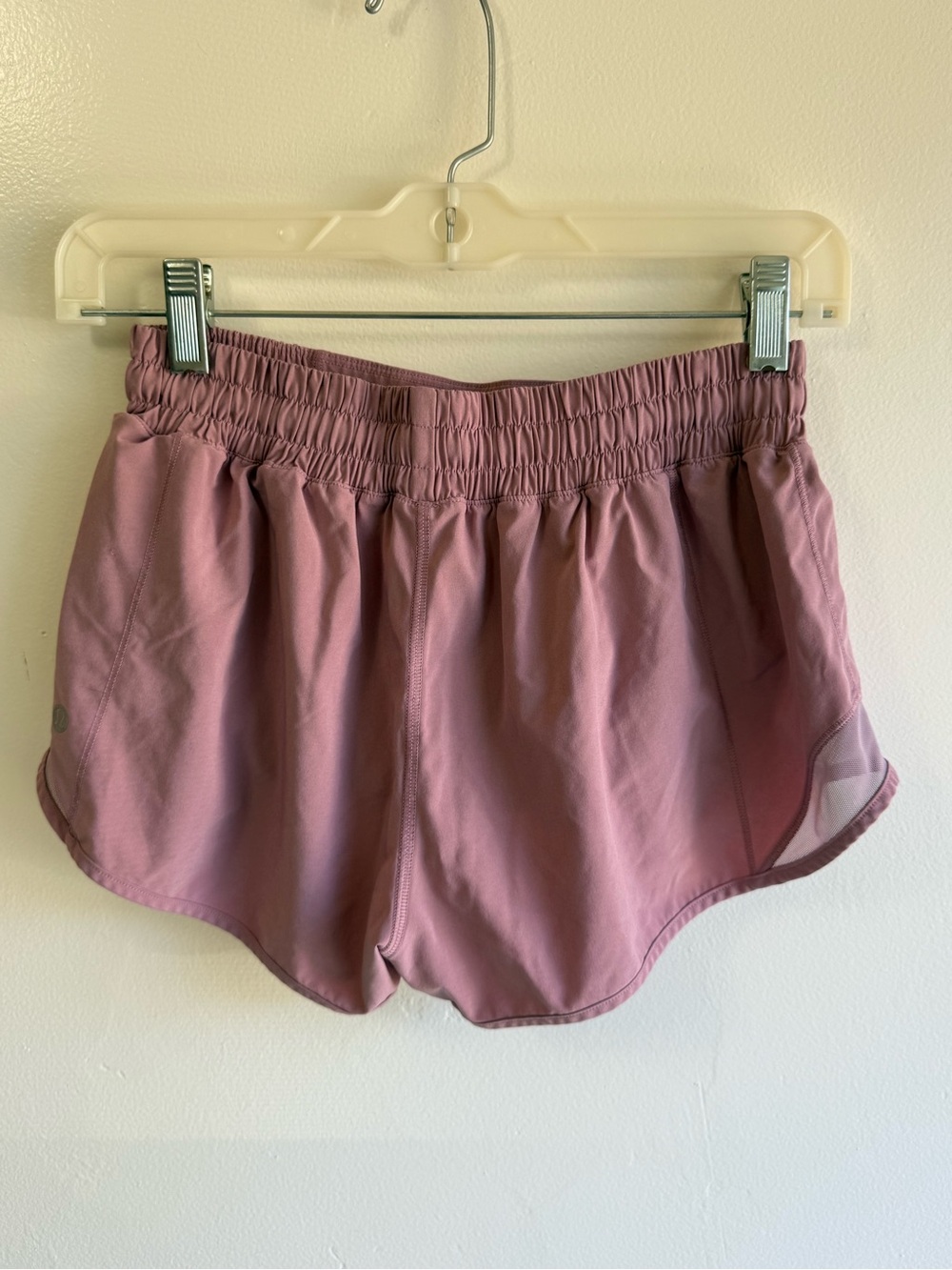 Lululemon Hotty Hot Shorts in Mauve size 6 Regular - Picture 2 of 4